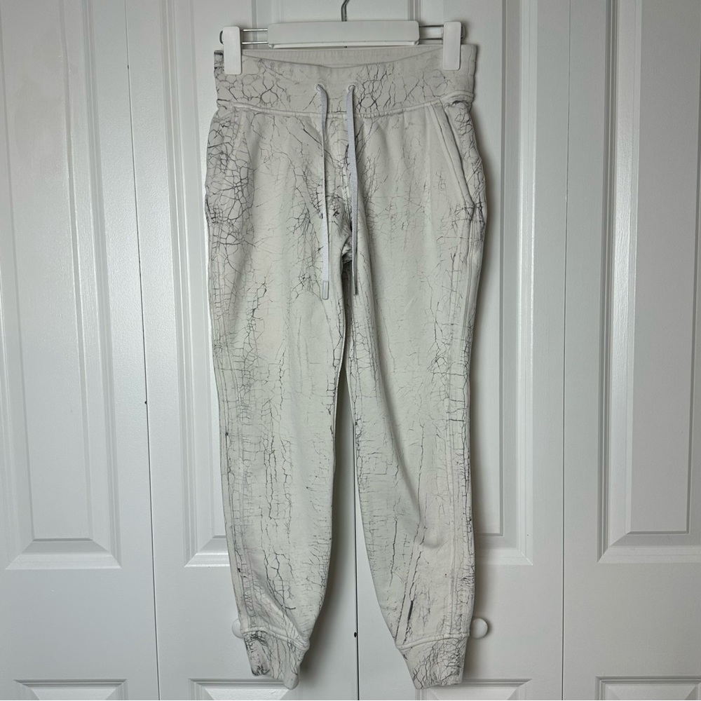 Lululemon Warm Down Jogger *7/8 Length
Thread Dye White Black